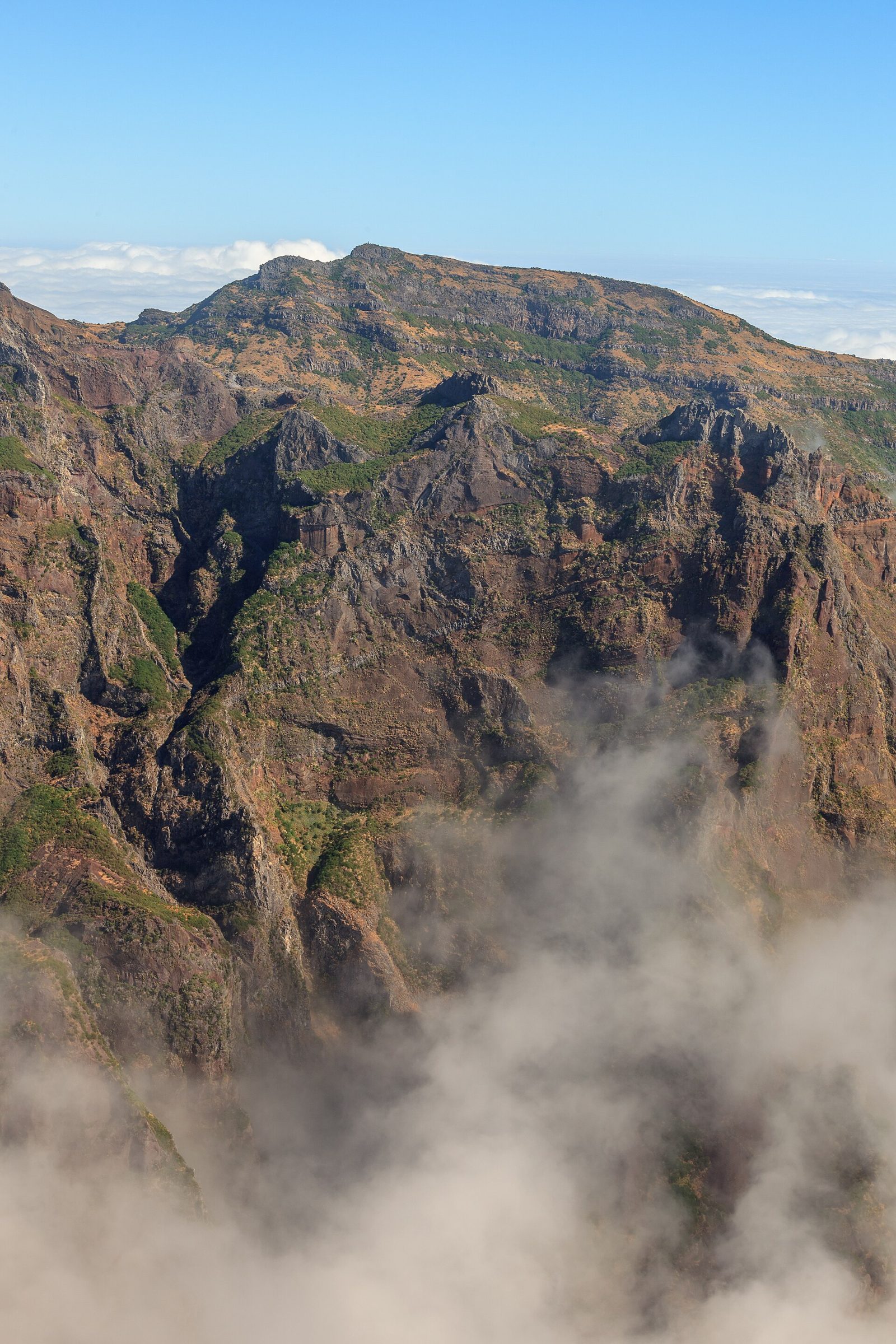 Stone path leading along a ridge to the summit of Pico Ruivo